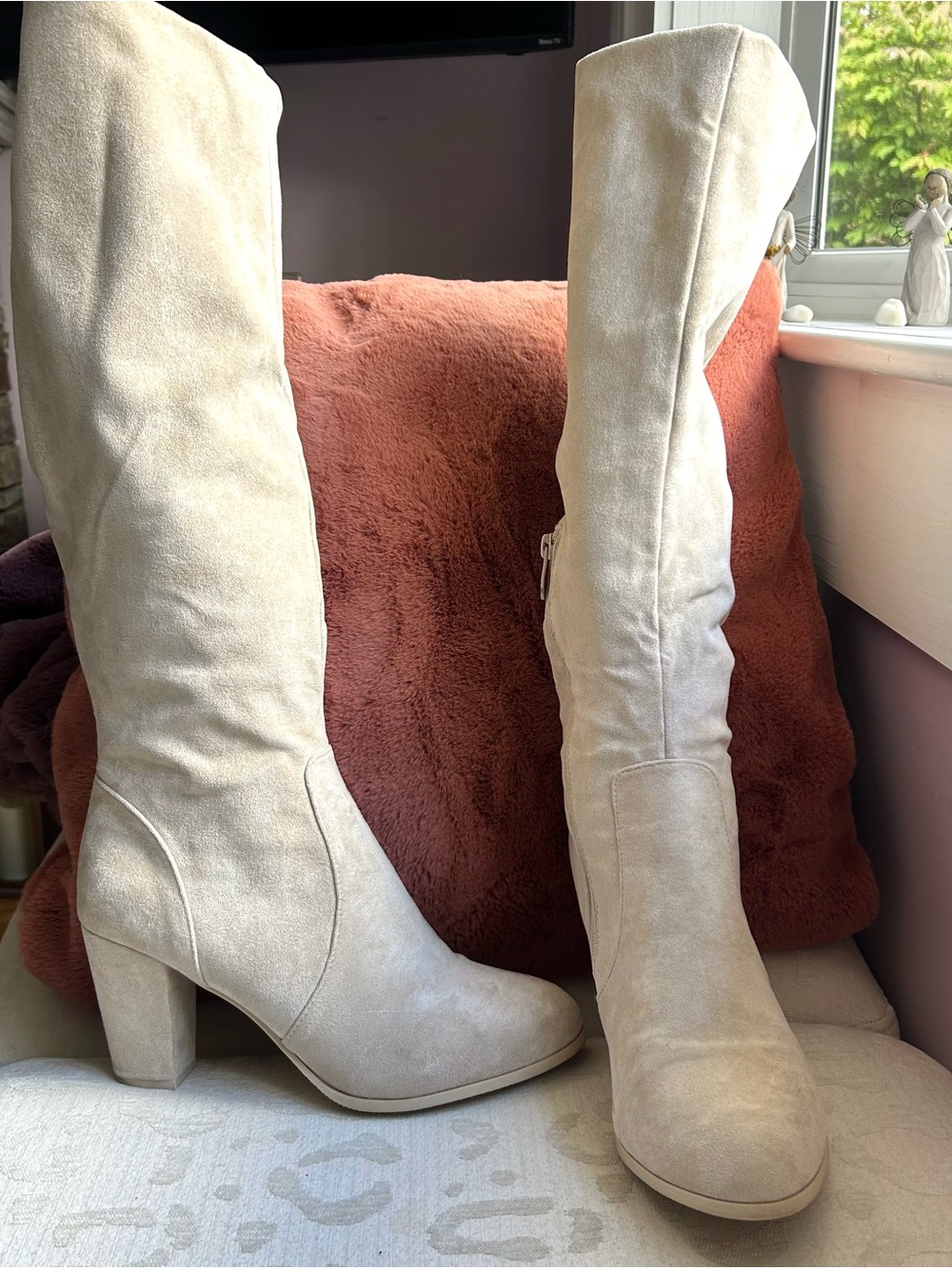 Women’s Knee-High Suede Block Heel Boots in Cream Size 9.5